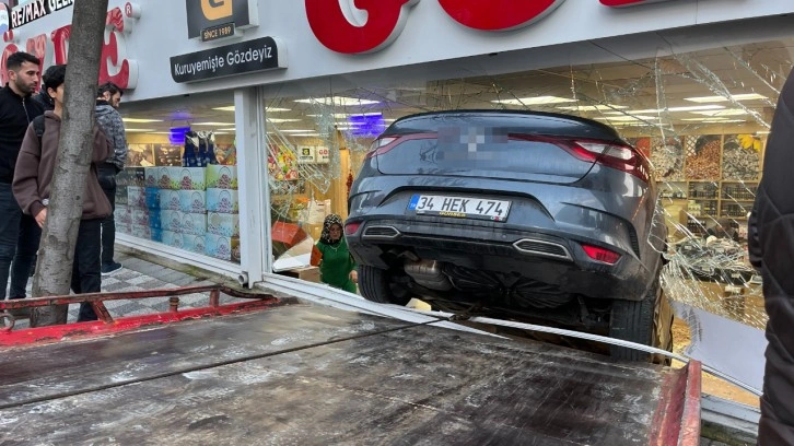 Beylikdüzü’nde direksiyon hakimiyetini kaybeden sürücü dükkana daldı