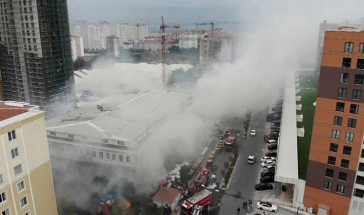 Beylikdüzü’nde yangın dumanı pazarı kapladı: Yurttaşlar zor anlar yaşadı