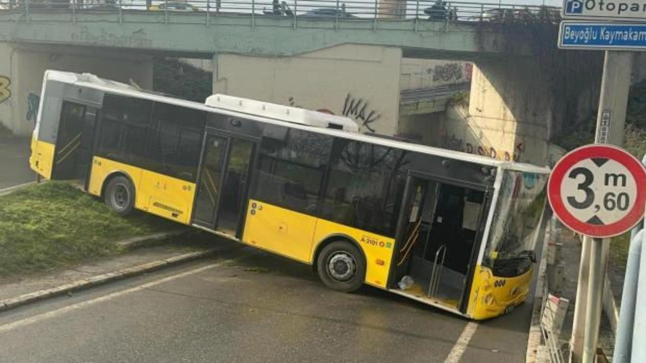 Beyoğlu'nda İETT otobüsü kaza yaptı! Yol trafiğe kapandı