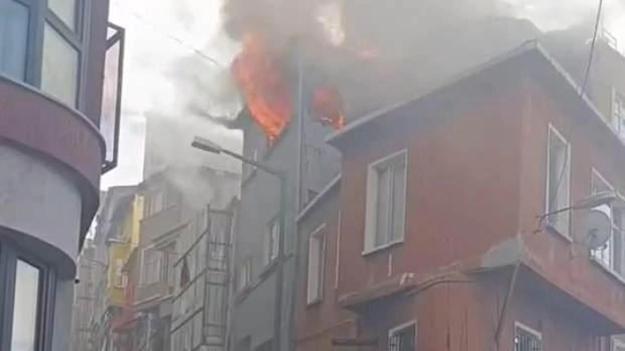 Beyoğlu'nda korkutan yangın: Ekipler bölgede!