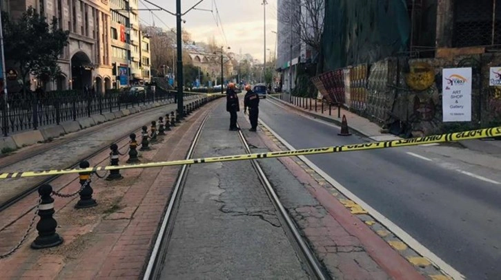 Beyoğlu'nda 5 katlı binada çökme meydana geldi! Tramvay seferleri durduruldu