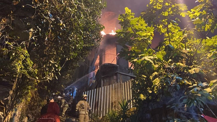 Beyoğlu’nda evsizlerin kaldığı 3 katlı metruk bina yandı! 4 yıl önce iki kişi ölmüştü