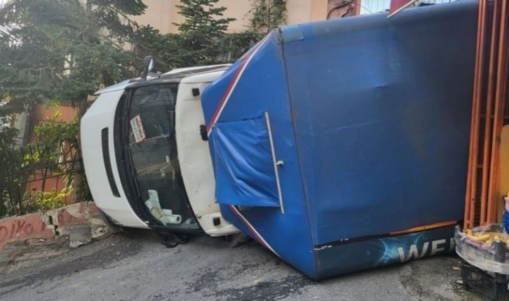 Beyoğlu'nda faciadan dönüldü: Kamyonet doğalgaz borusuna çarptı!