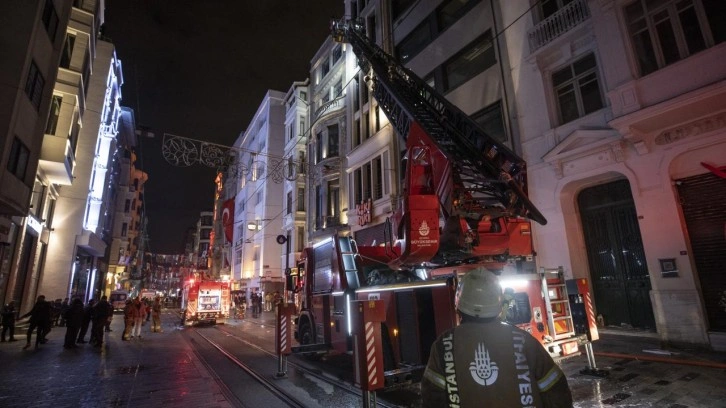 Beyoğlu'nda otel inşaatında çıkan yangın söndürüldü