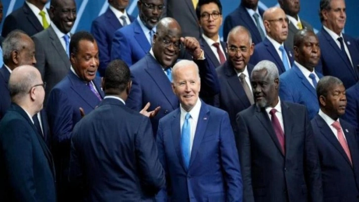 Biden espri yaparken niyetini açık etti: 'Fakir akrabalar gibi çöküp yemeğinizi yiyeceğim'