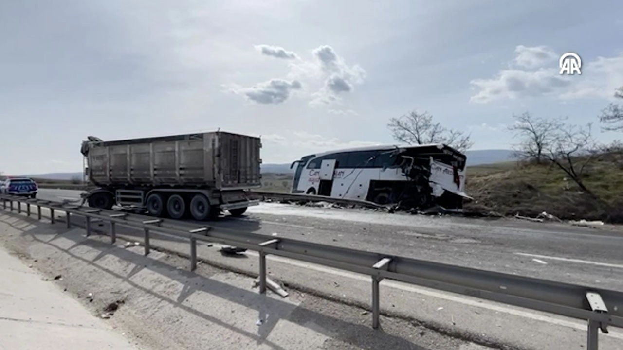 Bilecik'te tır yolcu otobüsüne arkadan çarptı