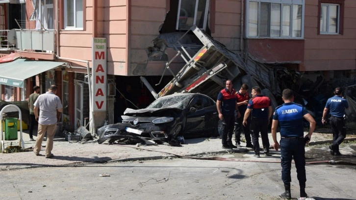 Bilecik'te freni arızalanan kamyon 3 araç ve apartmana çarptı!