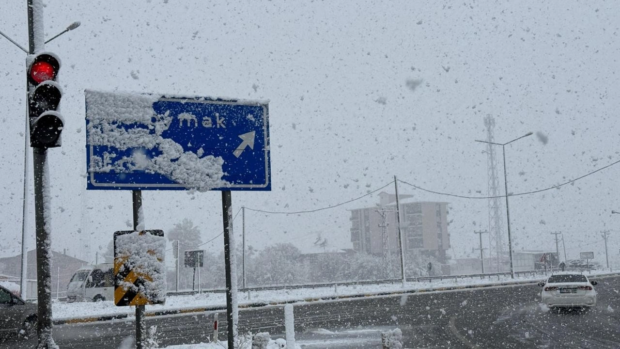 Bitlis'e mevsimin ilk karı yağdı