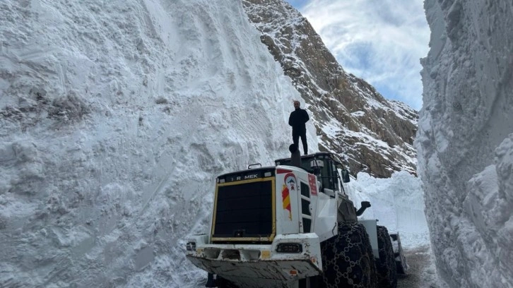 Bitlis’te 4 metreyi bulan karda yol açma çalışması