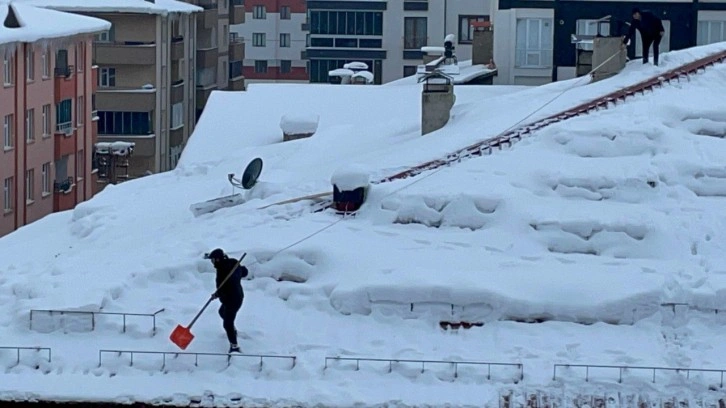 Bitlis’te yürekleri ağızlara getiren çatı temizliği