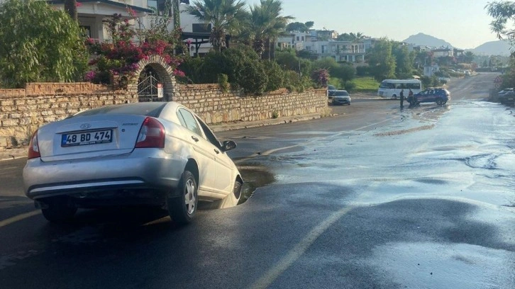 Bodrum'da otomobil seyir halindeyken yola gömüldü