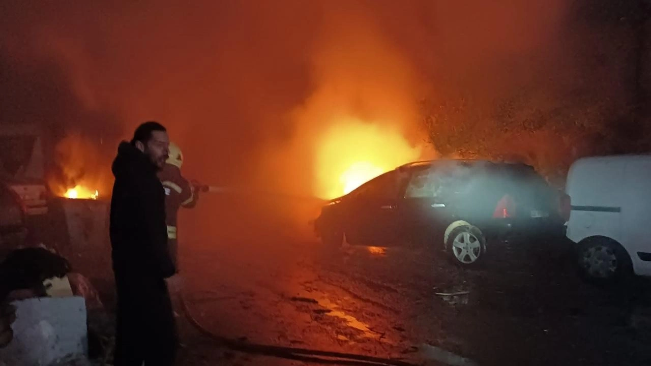 Bodrum'da sanayi sitesine yıldırım düştü: İki araç yandı