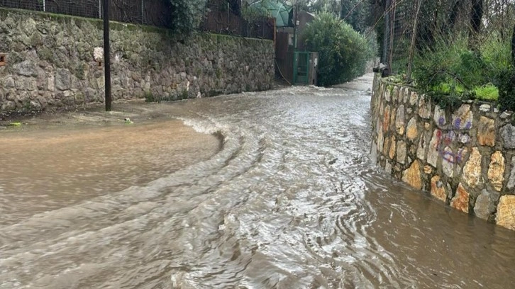 Bodrum'da belediye ekipleri sağanak yağışta sahada çalıştı