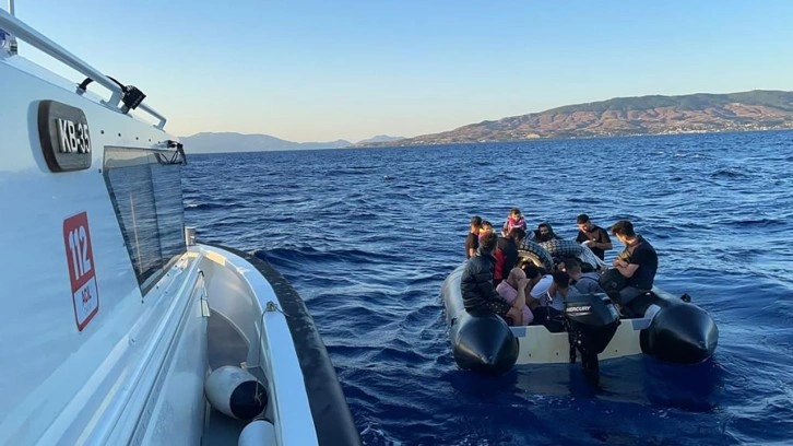 Bodrum'da lastik botla kaçmaya çalışan 13 düzensiz göçmen kurtarıldı, 25'i yakalandı