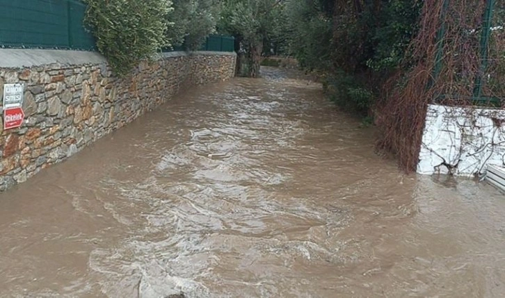 Bodrum'u sağanak vurdu: Yollar göle döndü