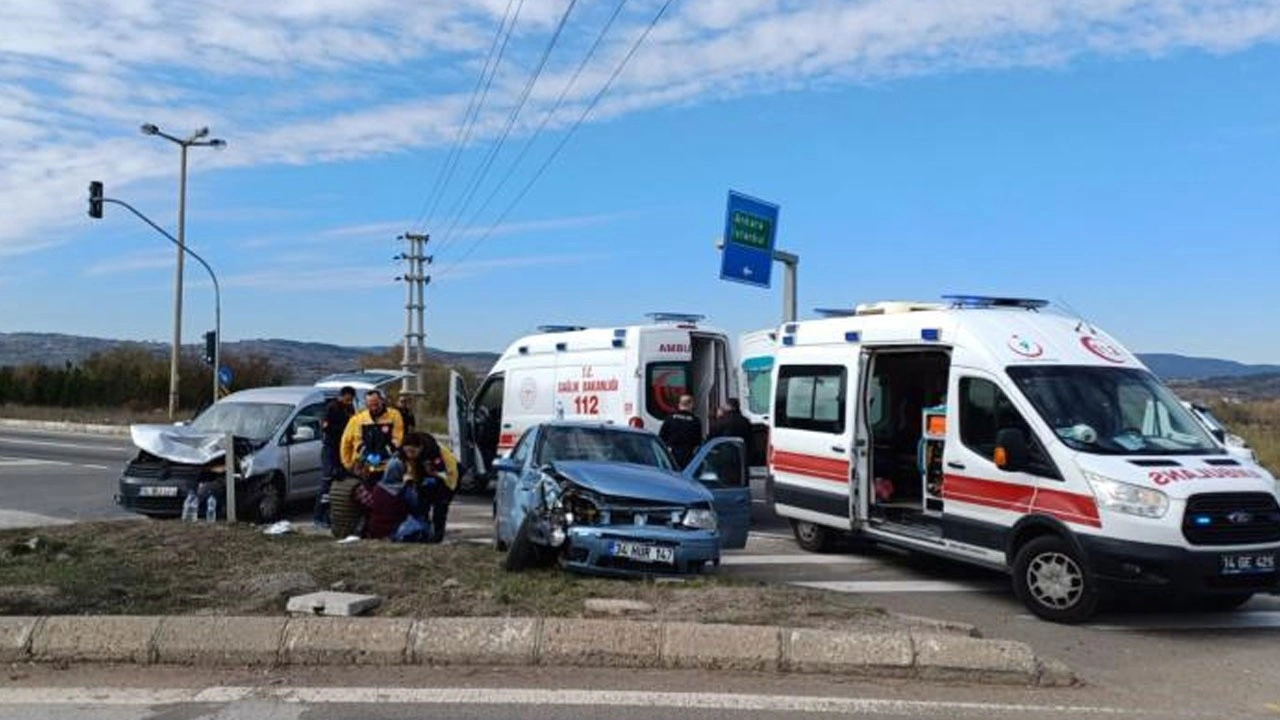 Bolu'da otomobil ile hafif ticari araç çarpıştı: 8 yaralı