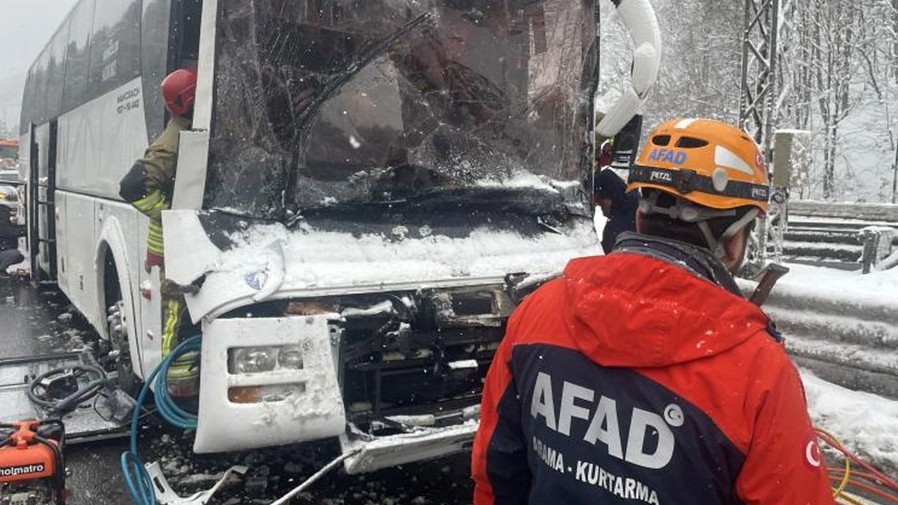 Bolu Dağı Tüneli yakınında otobüs tıra çarptı