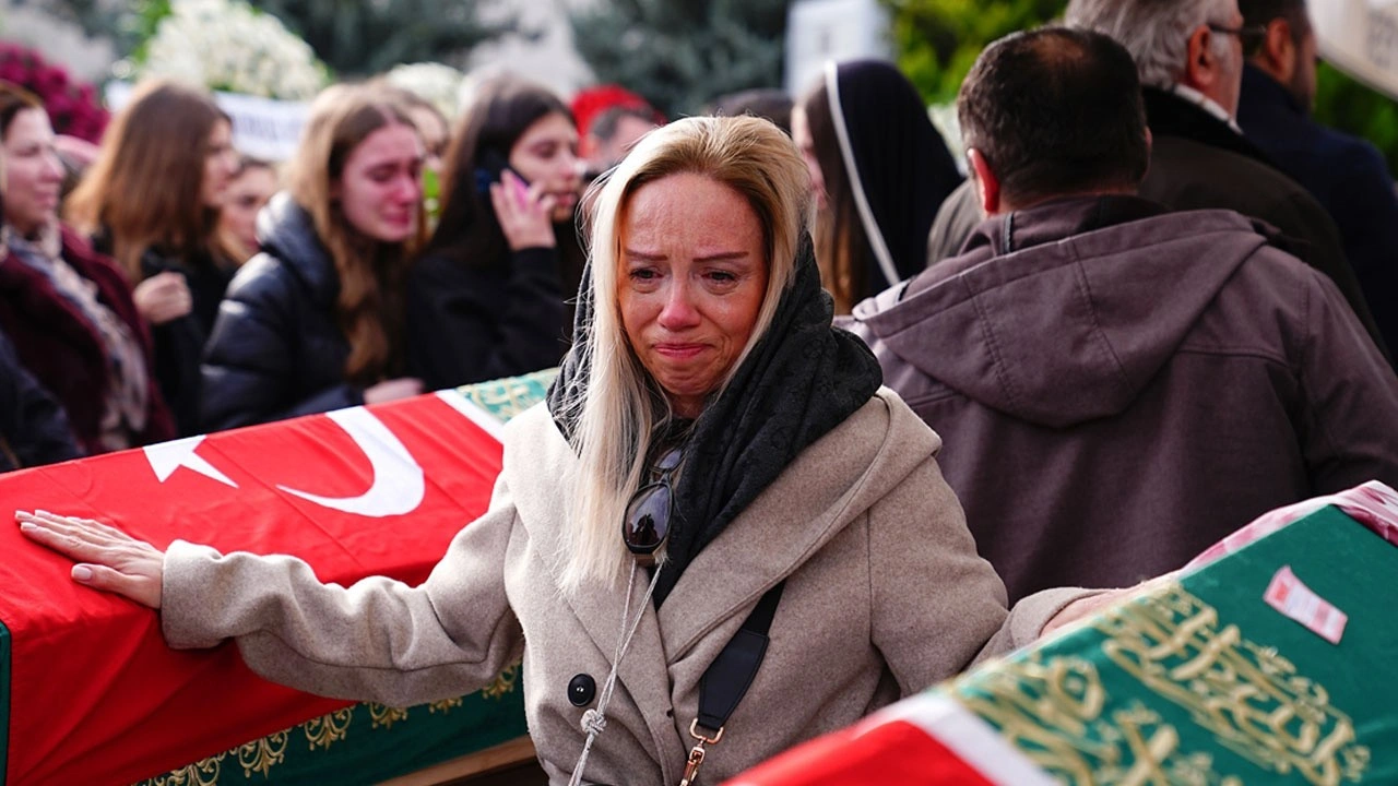 Bolu'daki otel yangınında ölen aile İstanbul'da son yolculuklarına uğurlandı