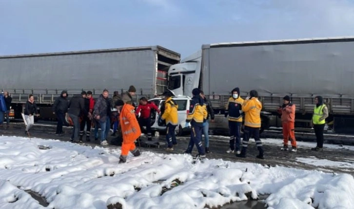 Bolu'da onlarca araç çarpıştı: Ankara istikameti ulaşıma kapandı