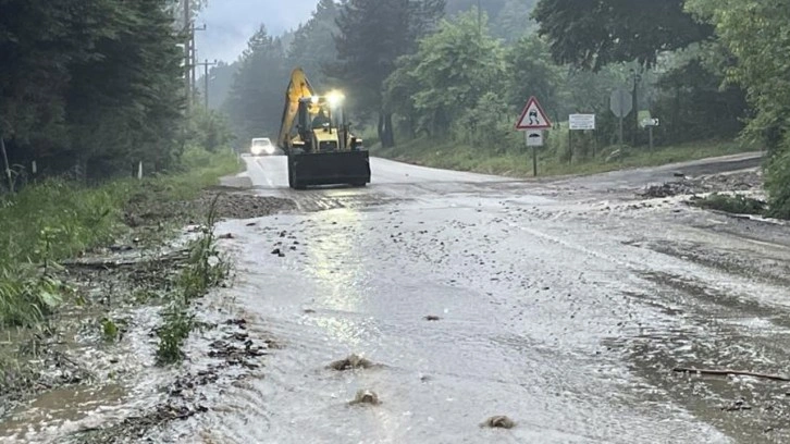 Bolu'da sağanak Abant karayolunda ulaşımı aksattı