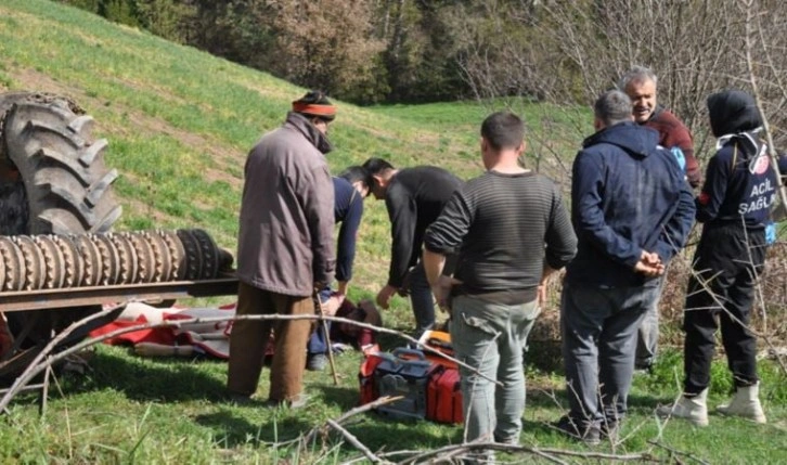 Bolu'da traktör devrildi: Dede öldü, torunu yaralandı