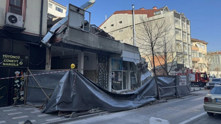 Bolu'da yıkımı yapılan binadan yola düşen parçalar paniğe neden oldu!