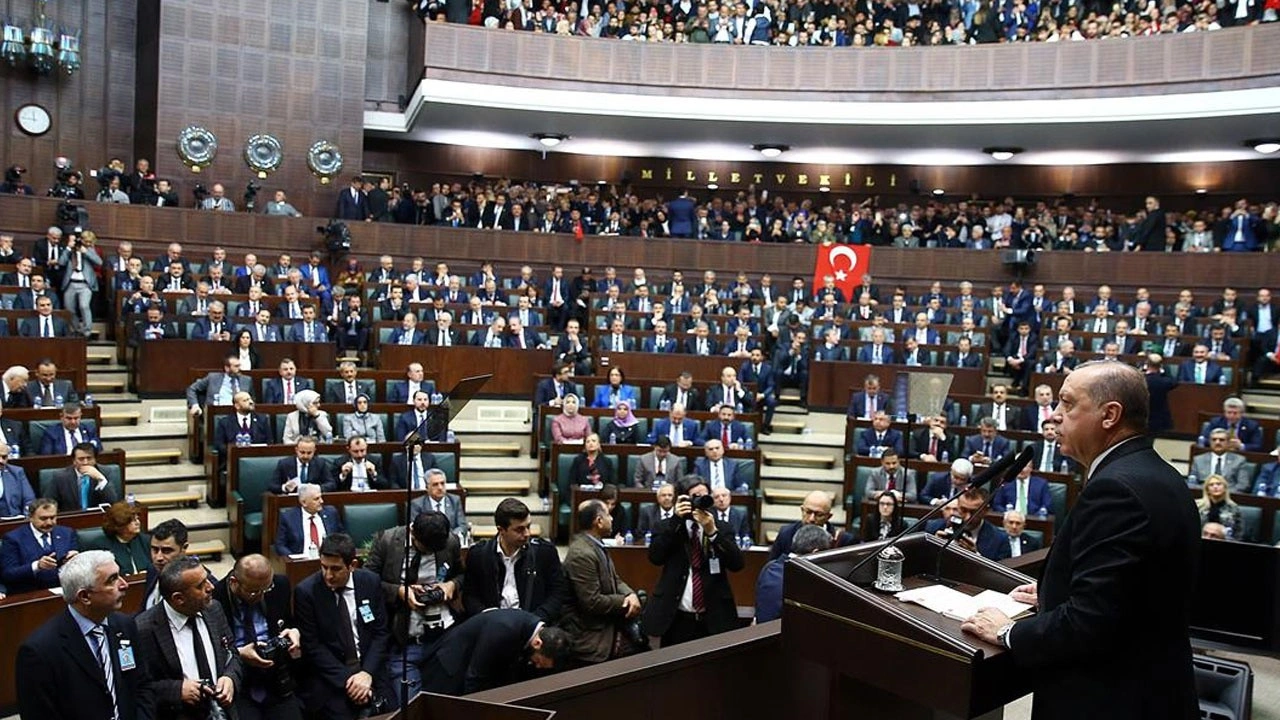 Bomba iddia! Kulislerde konuşuluyor: İstifa eden iki vekile rozetlerini Erdoğan takacak