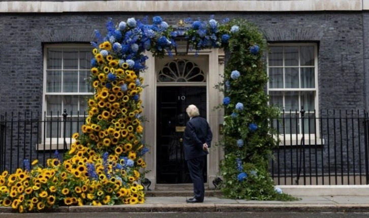 Boris Johnson’dan Truss’a tebrik mesajı