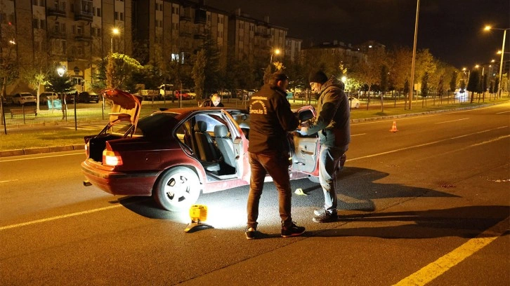 Boşandğı kocasını vurdu! Trafikte ski eşini başka bir araçta görüp indirmek isteyince...