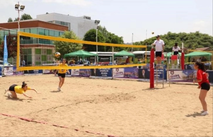 Bozkırın ortasında plaj voleybolu heyecanı