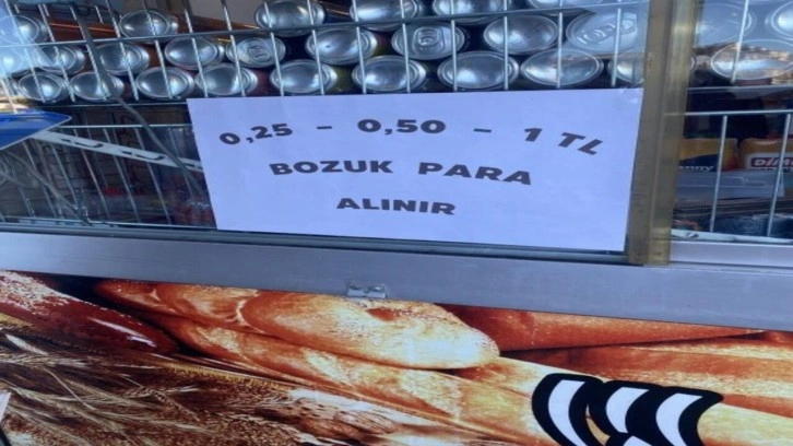 Bozuk para sıkıntısını yazı asarak çözmeye çalıştılar