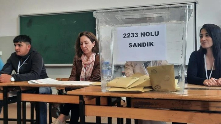 Bu sandıkta oy veren kişi sayısı sandık görevlilerinin sayısından az