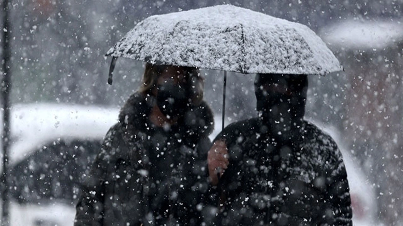 Bugün yağmur, yarın kar geliyor! Sıcaklık 20 derece düşüyor, bu illerde kar alarmı