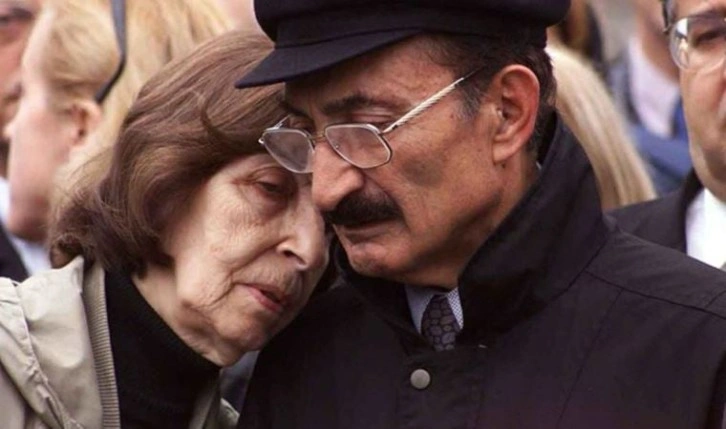 Bülent ve Rahşan Ecevit çiftinin simgeleşmiş fotoğrafı heykel haline getirildi