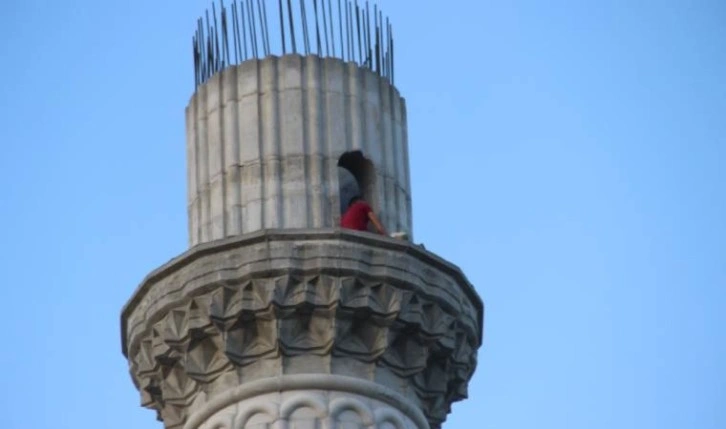 Bunalıma girip minareye çıktı, ikna sonucu aşağı indi