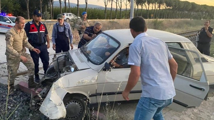 Bunu adı mucize: Manisa'da trenin çarptığı araçtan sağ kurtuldular