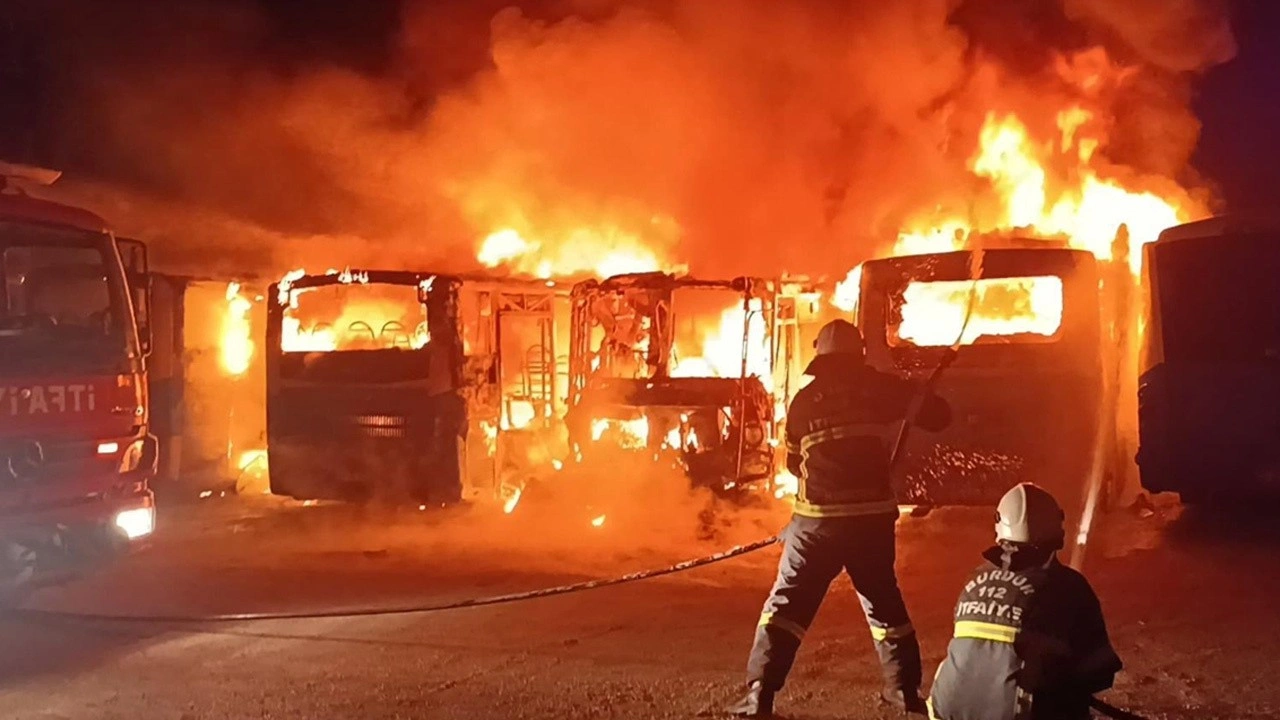 Burdur'da çıkan yangında 6 özel halk otobüsü zarar gördü