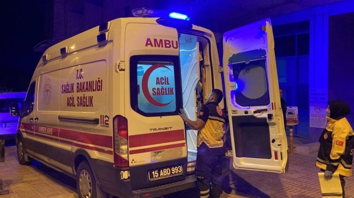 Burdur'da eşine kızdı kendini bıçakladı