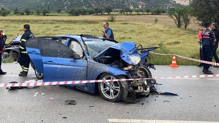 Burdur'da iki otomobilin çarpıştığı kazada 5 kişi ölürken 5 kişide yaralandı