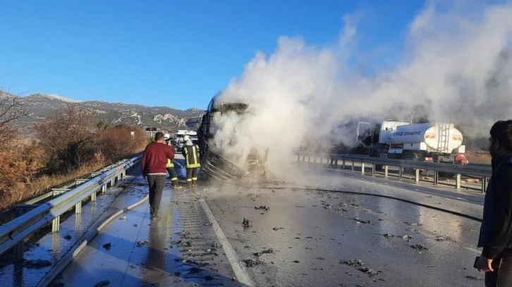 Burdur’da seyir halindeki tır yanarak kullanılamaz hale geldi