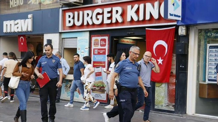 Burger King’de dehşet! “Yemeğinizde bebek kanı var” diyerek garsonu bıçakladı