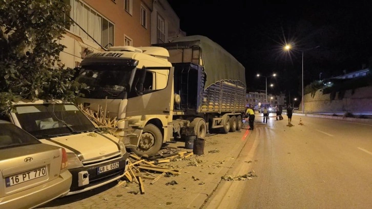 Bursa'da freni boşalan tır dehşet saçtı