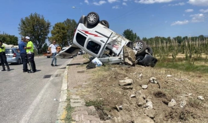 Bursa'da araç ters döndü: 1'i ağır 4 yaralı