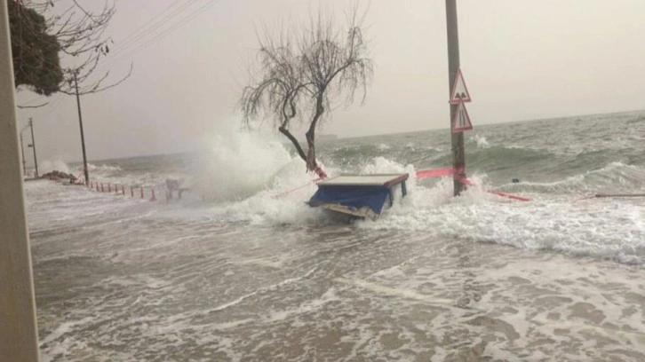 Bursa’da etkili rüzgar vatandaşlara zor anlar yaşattı