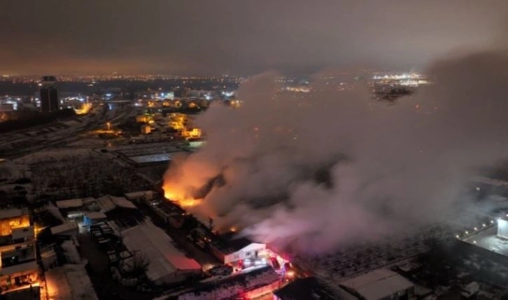 Bursa’da mobilya fabrikası alev alev yandı