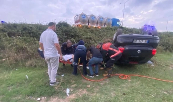 Bursa'da, ters dönen otomobilde 3 kişi yaralandı