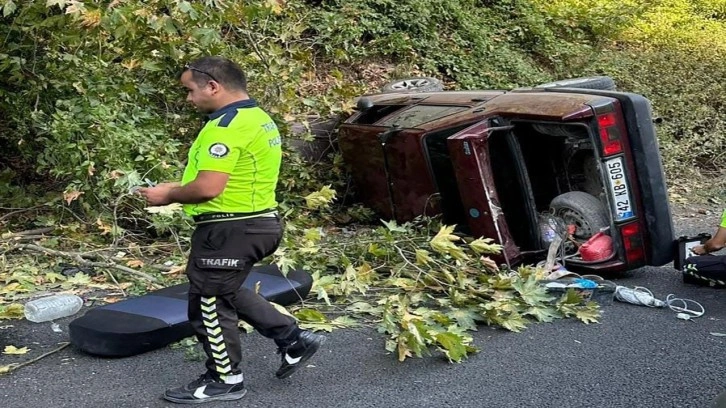 Bursa'da yamaca çarpıp yan yatan otomobil hurdaya döndü! 5 kişi yaralandı