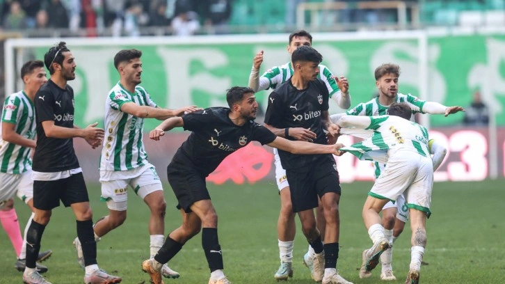 Bursaspor - Diyarbekirspor maçında saha karıştı