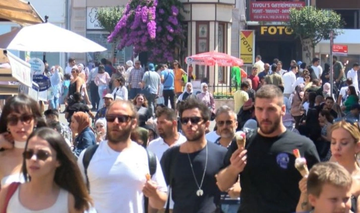 Büyükada'da tatilci yoğunluğu: 'Alıştık artık bu izdihama'