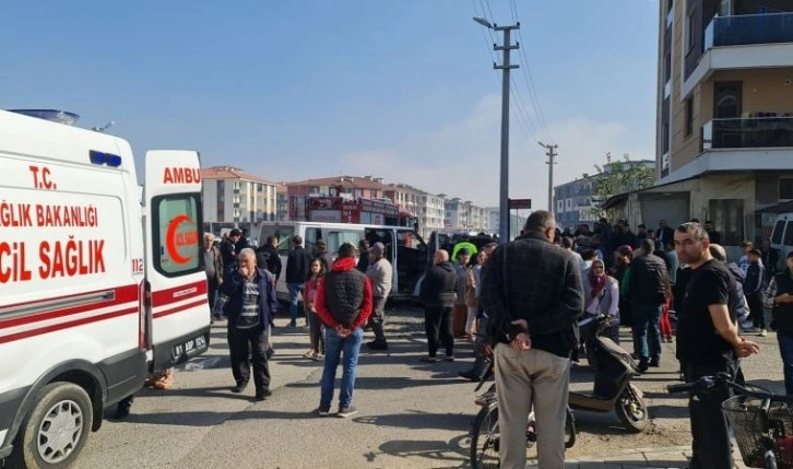 Caddede çifte kaza: Yaralıları taşıyan ambulansa da iki araç çarptı